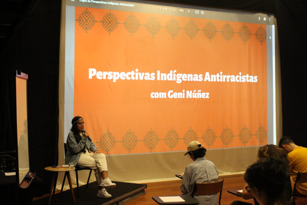 Foto de Geni Núñez ministrando curso no Sesc Pompeia