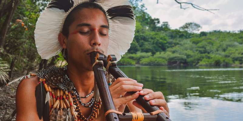 Para o artista indígena Pedro Karaí Ruvixa, que se dedica à produção de instrumentos sonoros, como o maracá, transmitir saberes ancestrais é um modo de valorizar a cultura de seus povos. Natália Lopes