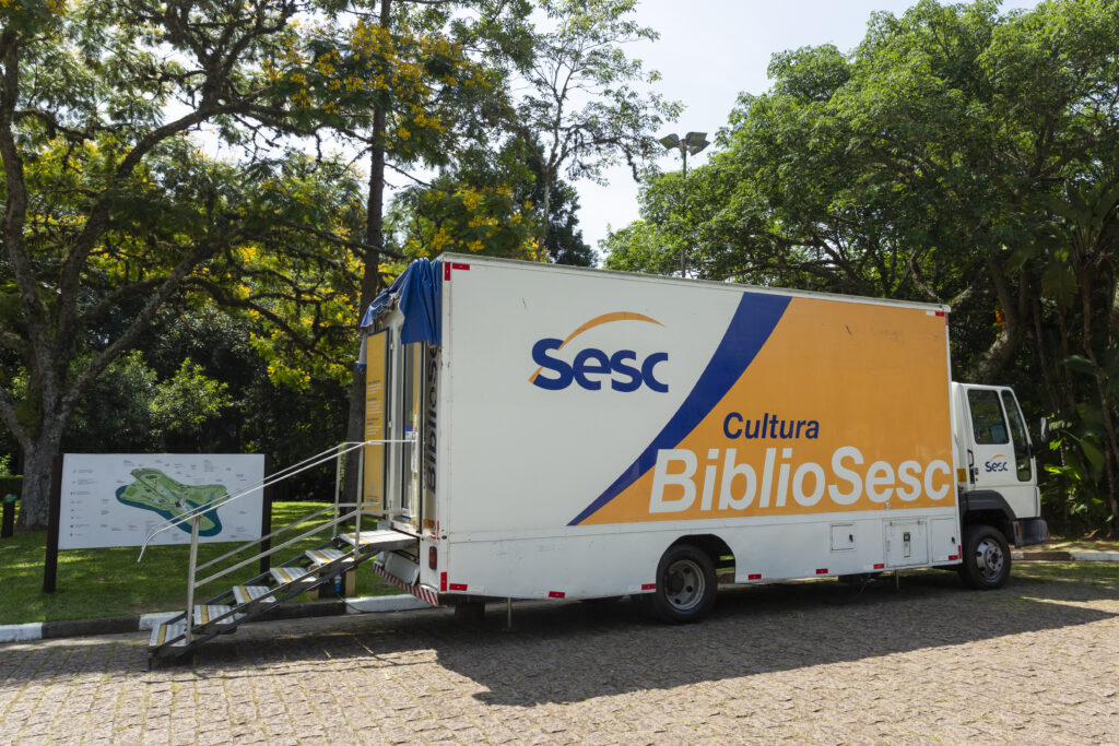 Carreta da BiblioSesc estacionado em frente à sede Social, nas dependências do Sesc Interlagos.