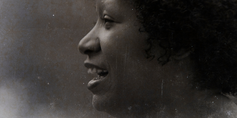 O legado da mineira Lélia Gonzalez é celebrado em exposição inédita que revisita momentos marcantes de uma das maiores pensadoras do feminismo negro no país. Foto: Acervo Instituto Moreira Salles (IMS) - Januária Garcia.