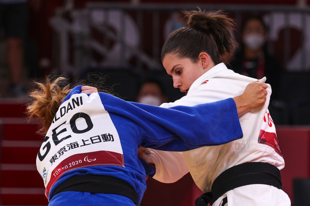 A judoca Alana 
Maldonado na luta 
final com Ina Kaldani, 
da Geórgia, nos Jogos 
Paralímpicos de 
Tóquio 2020: primeira 
campeã paralímpica 
brasileira de judô.