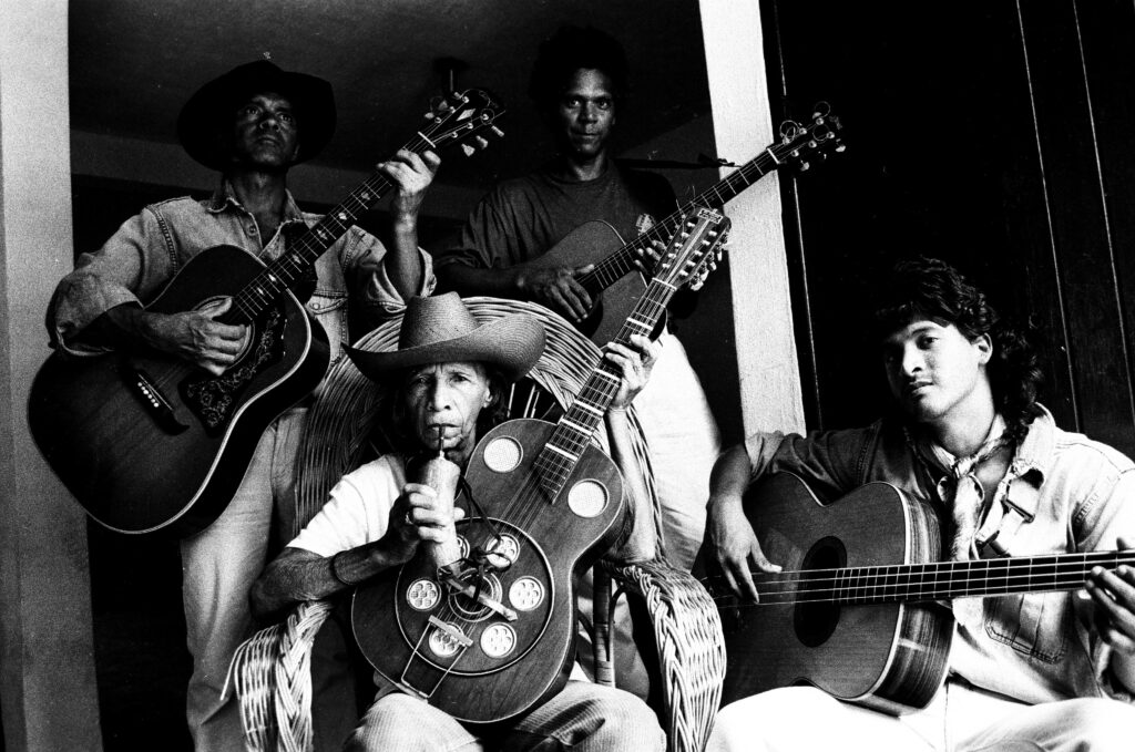 Nesse registro de 1992, a violeira está acompanhada (da direita para a esquerda) 
dos músicos: Milton Araújo, Mário de Araújo e Cidinho Araújo (foto: Tato Araújo).