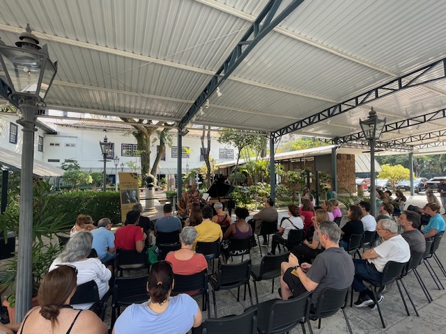 O Jardim do PAteo do Colegio com o público do concerto