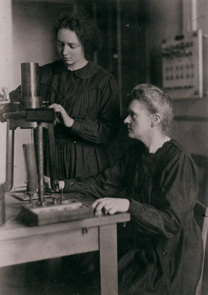 Nesta foto de 1921, Irène Joliot-Curie (1897-1956) e sua mãe 
Marie Curie (1867-1934) trabalham no Instituto de Rádio de 
Paris, centro de pesquisas pioneiro em física e química.