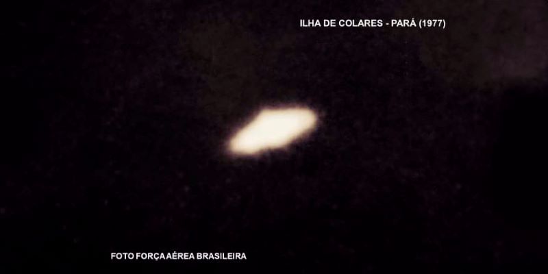 Imagem de um UFO registrado em 1977 na Ilha de Colares, no Pará, Brasil. A imagem é de baixa resolução, mostrando um objeto brilhante no céu noturno.