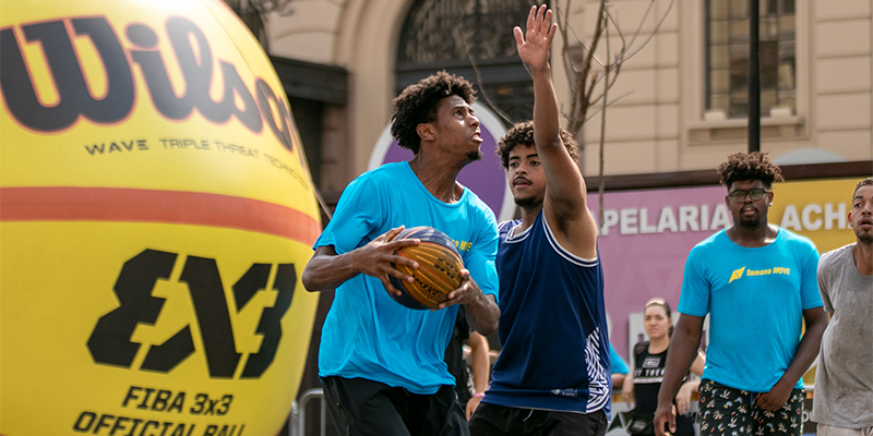 Homens disputam partida de basquete 3x3 no Centro de São Paulo. Foto: Léo Brito