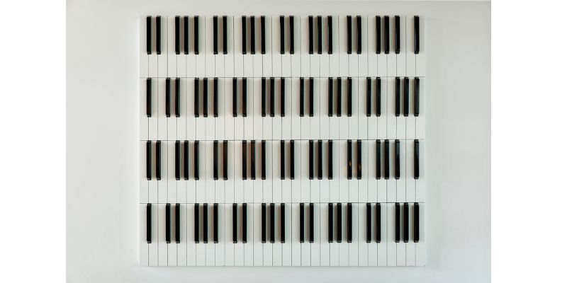 uma obra de arte na parede que possui teclas de piano