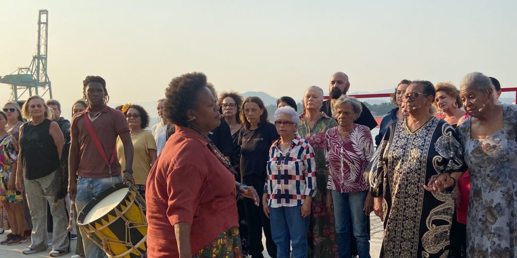 Rute em primeiro plano, em cena com os colegas de “A Velocidade da Luz”: “Nunca tinha feito teatro na vida. Eu não achava que ia ser tudo isso”. Foto: Clarissa Passos
