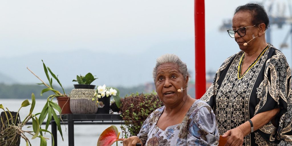 Tendo o trânsito do porto e da vida natural da região, com pássaros cruzando a cena, o espetáculo foi aplaudido de pé nas três apresentações do MIRADA 2024. Foto: Fernanda Luz 