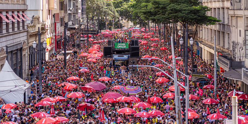 Bloco explode Coração nas ruas do centro de São Paulo